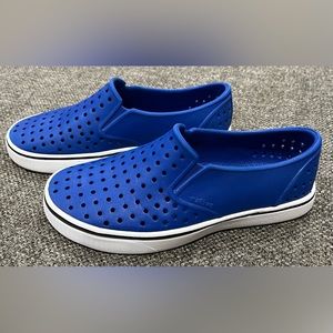 Native kids shoes size j2